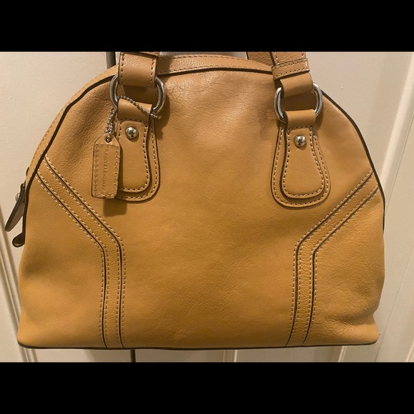 Beautiful Leather Danier purse - Picture 3 of 3